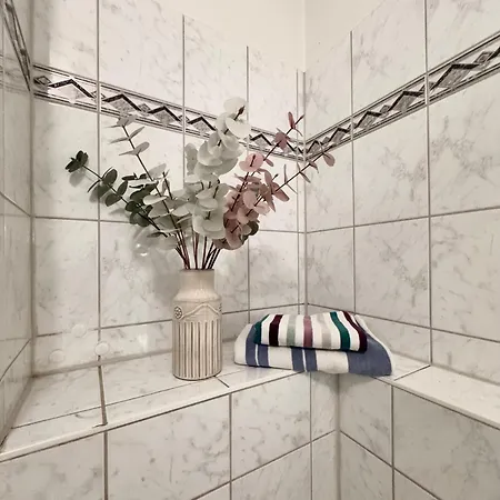 Wohfuehlen Garantiert Grosse Mit Zwei Schlafzimmern Und Terrasse